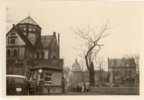 LKArchivH_Handakte Mewes_F10, Hannover, Calenberger Neustadt, Garnisonkirche und Pfarrhaus, Blick von Humboldstr. zur neugebauten Clemens-Basilika, um 1957 (HA Mewes), um 1957