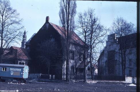 LKArchivH_Sammlung Mewes1_013, Hannover, Pfarrhaus an der Feuerwehrstr. während des Abrisses der Garnisonkirche Hannover, 1960 (Diasammlung Mewes), 1960