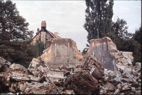 LKArchivH_Sammlung Mewes1_083, Hannover, Abriss der Garnisonkirche, Giebel des Pfarrhauses vor den Resten des Chorraums, 14.08.1960 (Diasammlung Mewes), 1960