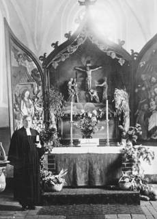 S2 Nr. 15737, Filsum, Paulus-Kirche, Pastor Georg Ludwig Addicks vor dem Flügelaltar,1950, 1950