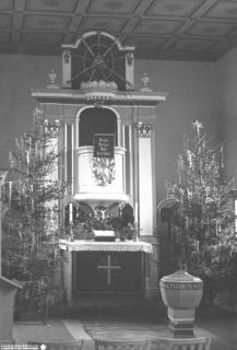 S2 A 23 Nr. 49, Landringhausen, Severin-Kirche, Altarraum (Weihnachtszeit), 1960
, um 1960