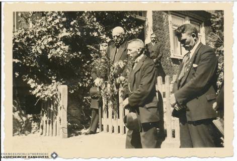 S2 Nr. 704, Landesbischof Marahrens bei einer Andacht in einem Garten, o.D. (um 1935?), um 1935
