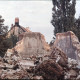 Landeskirchliches Archiv Hannover, LKArchivH_Sammlung Mewes1_083, Hannover, Abriss der Garnisonkirche, Giebel des Pfarrhauses vor den Resten des Chorraums, 14.08.1960 (Diasammlung Mewes)