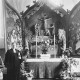Landeskirchliches Archiv Hannover, S2 Nr. 15737, Filsum, Paulus-Kirche, Pastor Georg Ludwig Addicks vor dem Flügelaltar,1950